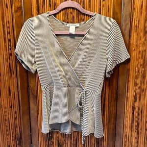 Striped casual low cut top.